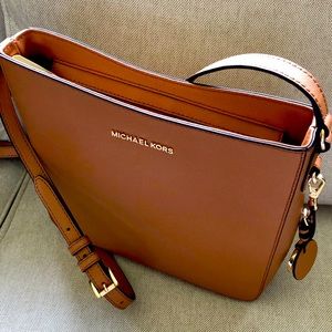 Brand new ( never used) Michael Michael Kors jet set crossbody bag